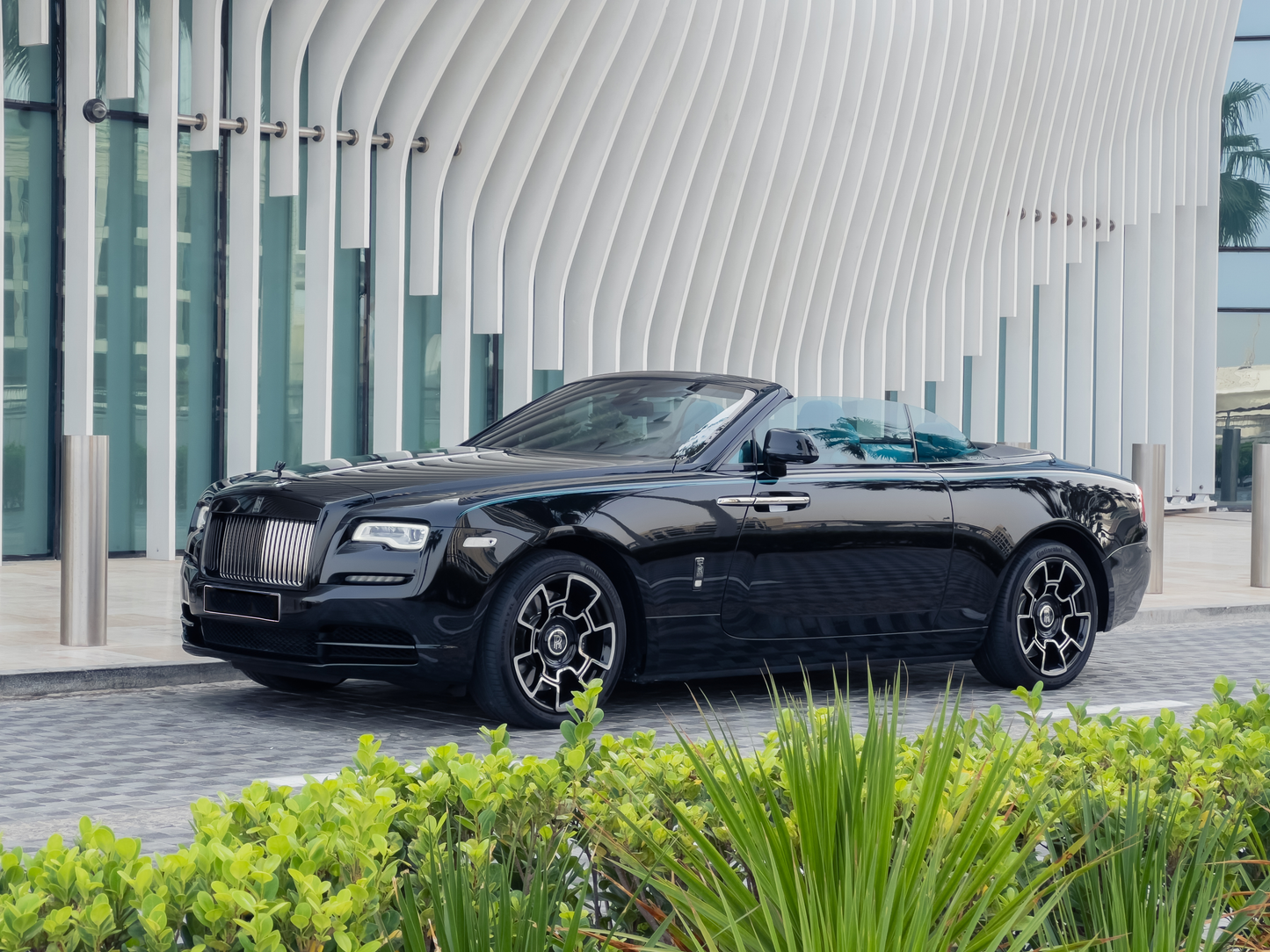 Rent Rolls-Royce Dawn Cabrio Black Badge